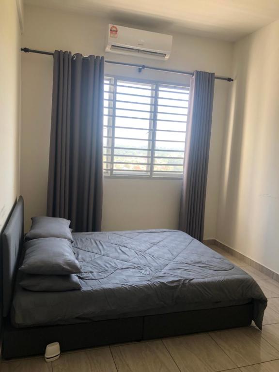 - une chambre avec un lit doté de rideaux bleus et d'une fenêtre dans l'établissement HOMESTAY DOABONDA, à Kajang