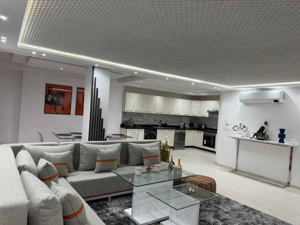 uma sala de estar com um sofá e uma mesa em Super appartement moderne neuf em Marrakech