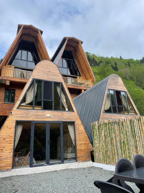 Casa con 2 ventanas grandes y techo en Hayde Bungalow, en Çamlıhemşin