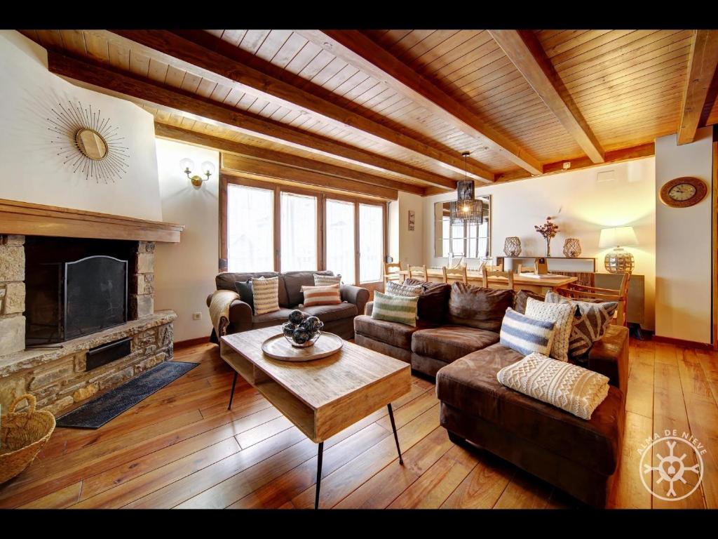 a living room with a couch and a fireplace at BARICAUBA de Alma de Nieve in Bagergue