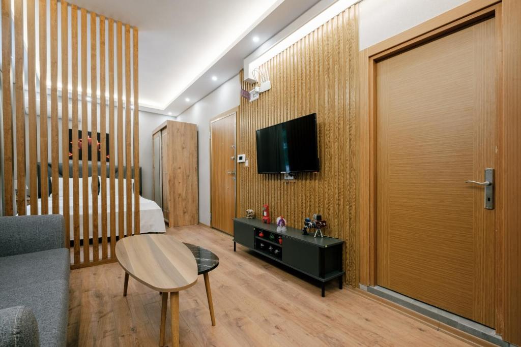 een hotelkamer met een bed en een televisie aan de muur bij Compact Flat 2 min to Metro, Near Marmara Park in Istanbul