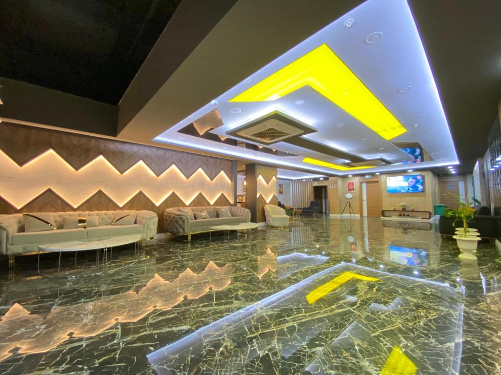 hol z basenem w środku pokoju w obiekcie Grand Nergiz Otel w mieście Antalya