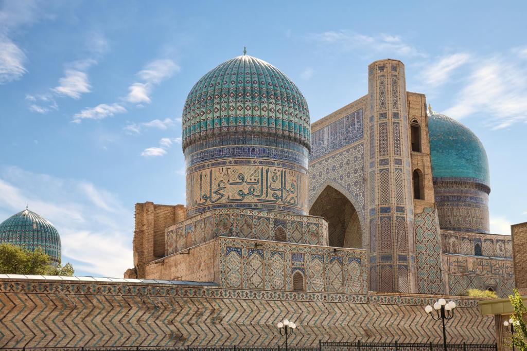 budynek z dwoma kopułami na górze w obiekcie Hotel Billuri Sitora w Samarkandzie