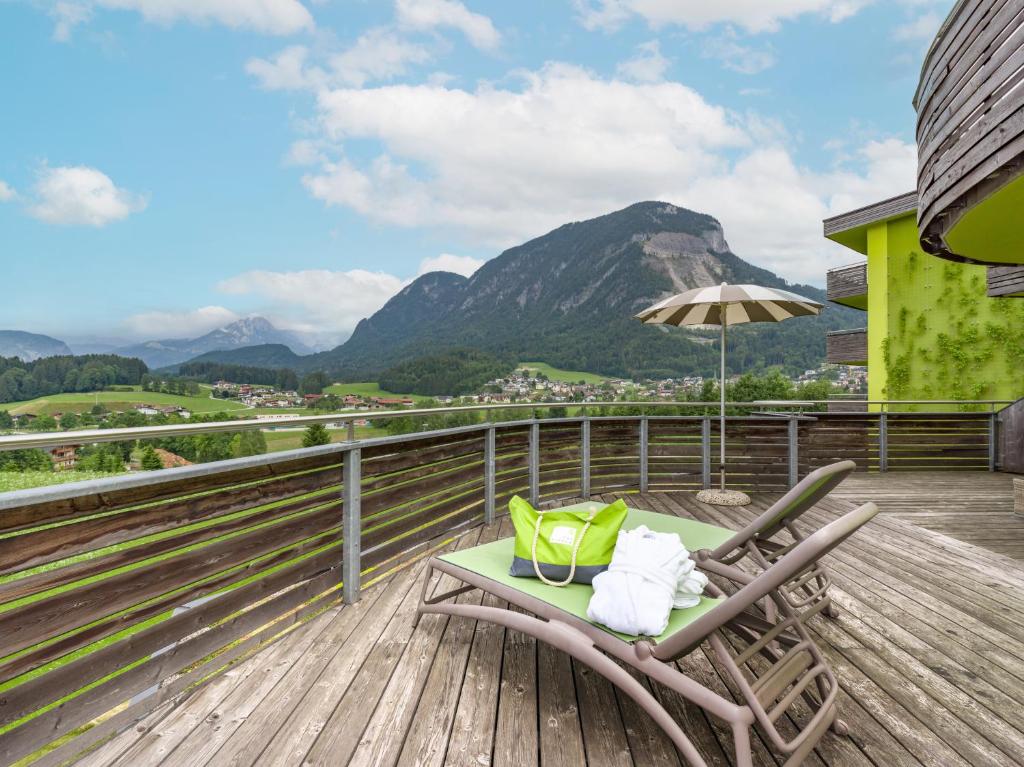 Vista generica sulle montagne o vista sulle montagne dall'interno dell'hotel