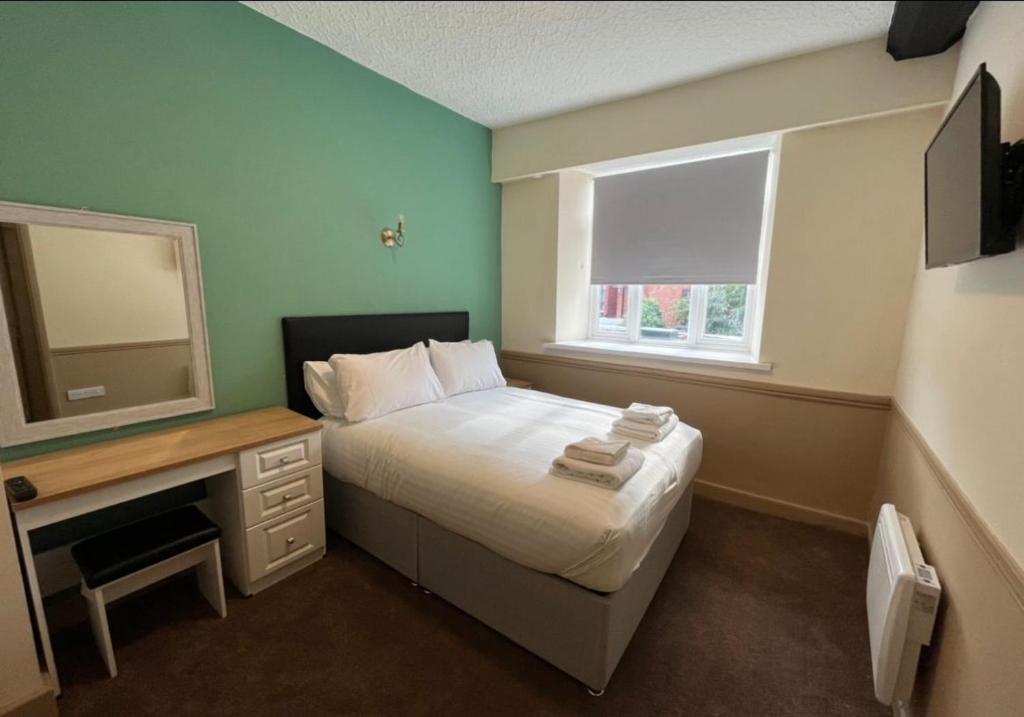 Postel nebo postele na pokoji v ubytování Talbot Hotel