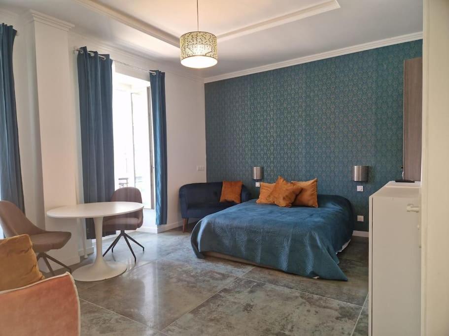 une chambre avec un lit et une table dedans dans l'établissement City Center Boutique Studio Nr 2, à Nice