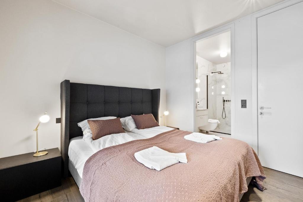 um quarto com uma cama grande com duas toalhas em Venture Vacations - Rooftop Patio em Reykjavík