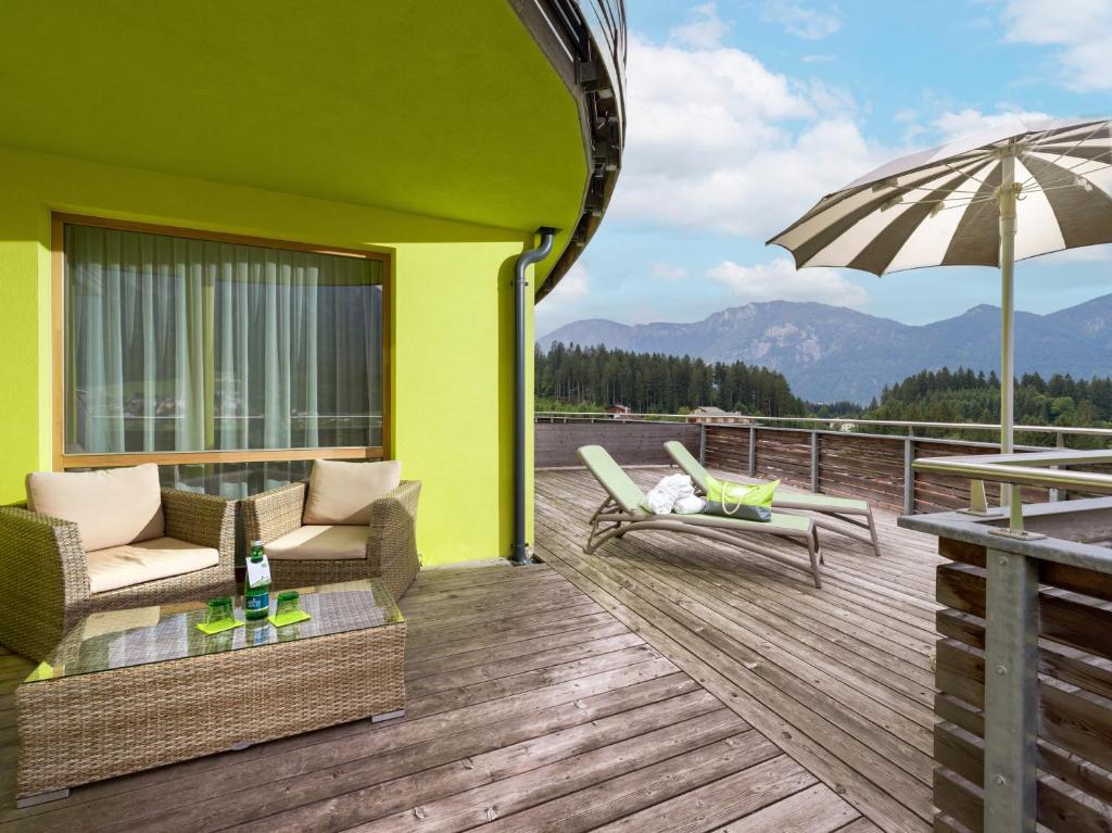 Vista generica sulle montagne o vista sulle montagne dall'interno dell'hotel
