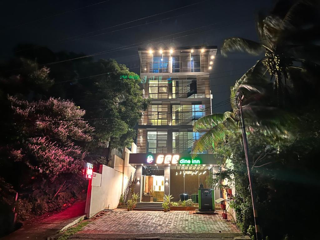 TGS Dine Inn في ميناء بلير: مبنى في الليل به عماره بها انوار