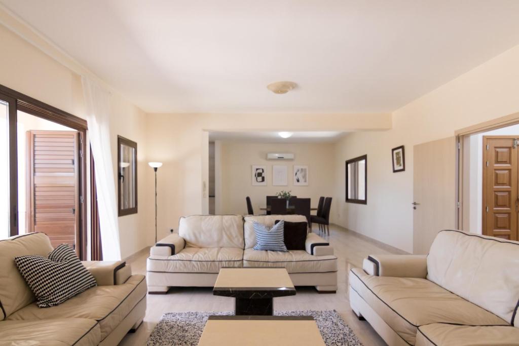 - un salon avec deux canapés et une table dans l'établissement Phaedrus Living: Luxury Villa Erimi, à Erimi