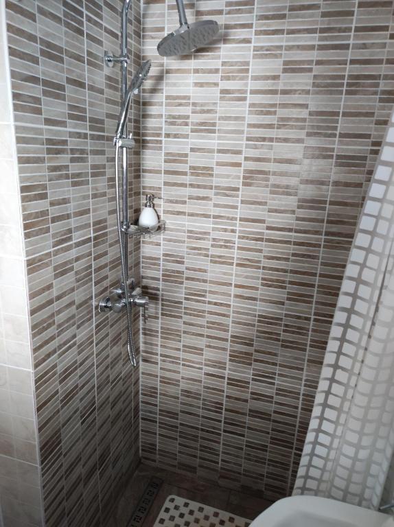 y baño con cabina de ducha y aseo. en The little White House, en Sibiu