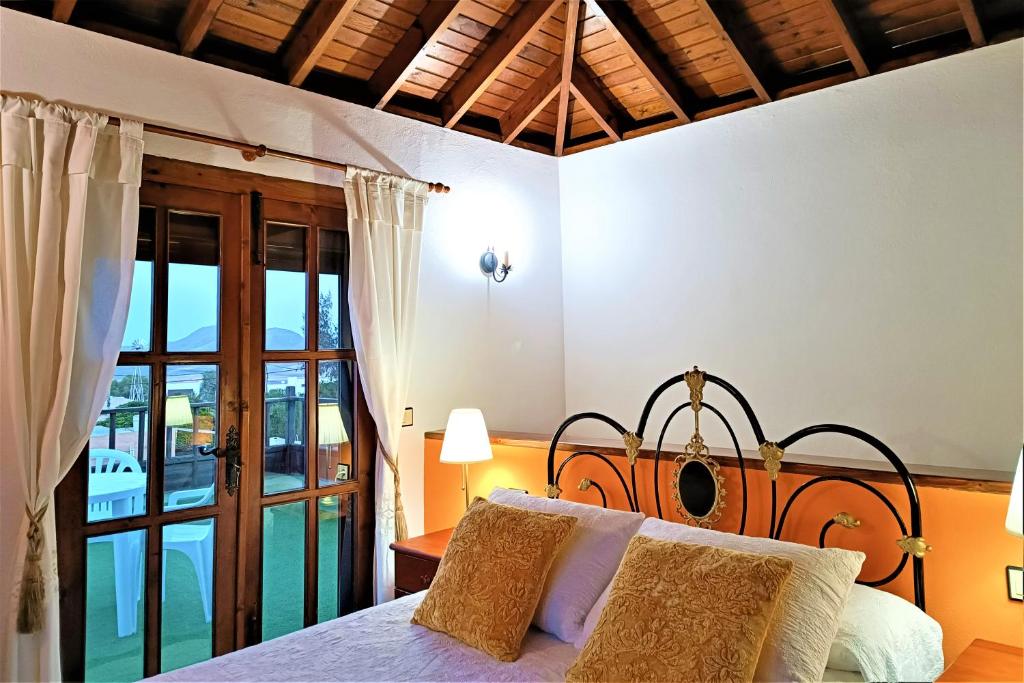 um quarto com uma cama e uma cabeceira em madeira em Casa La Molina- A em Triquivijate