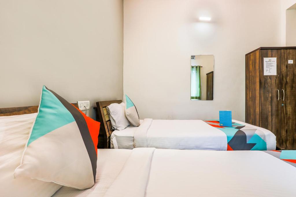 Postel nebo postele na pokoji v ubytování FabExpress Diamond Residency - Airport road