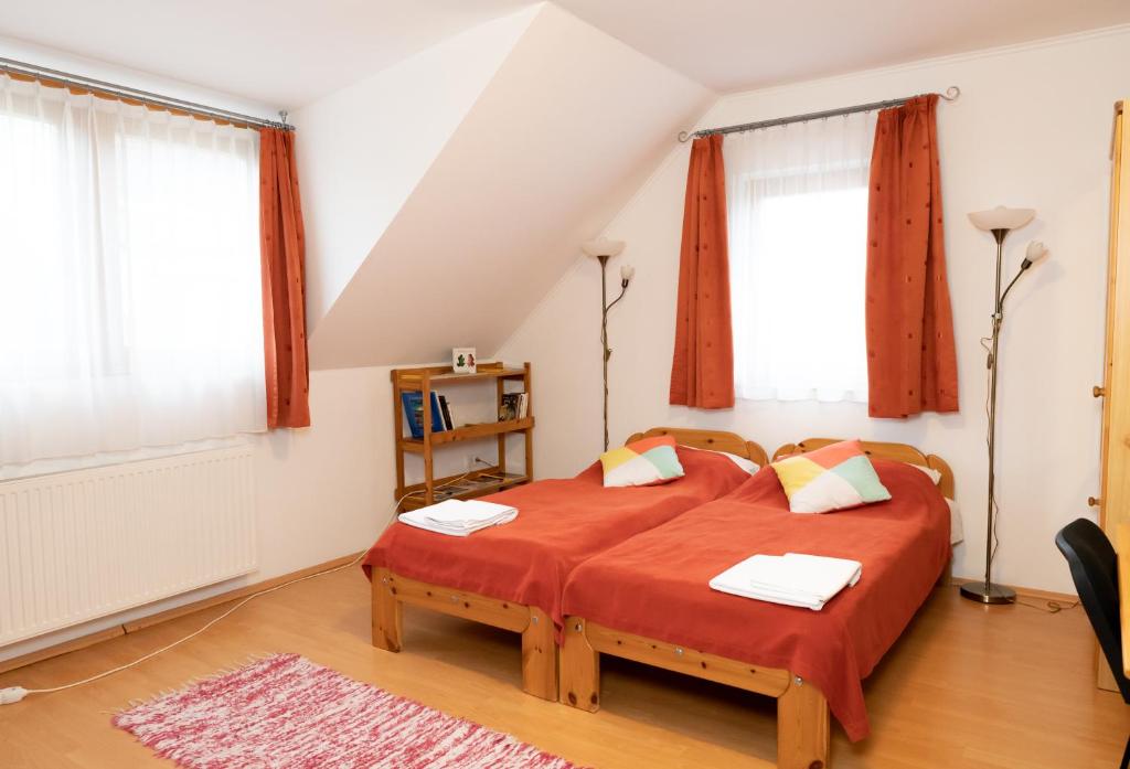 Posteľ alebo postele v izbe v ubytovaní Liszt Apartman