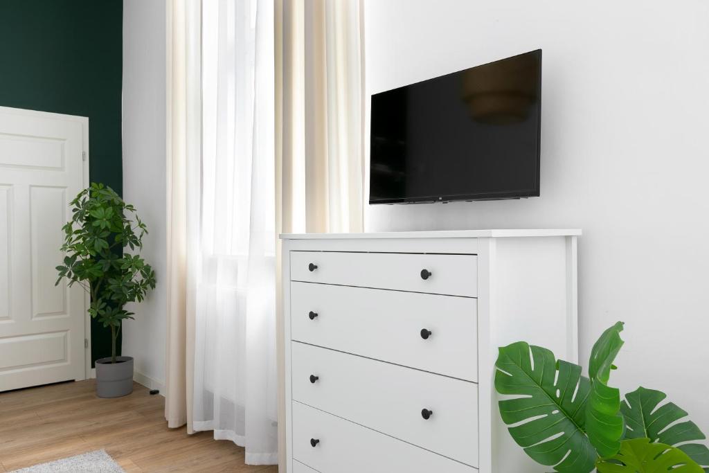 TV a/nebo společenská místnost v ubytování Charming Apartment, Wawel & Old Town Krakow