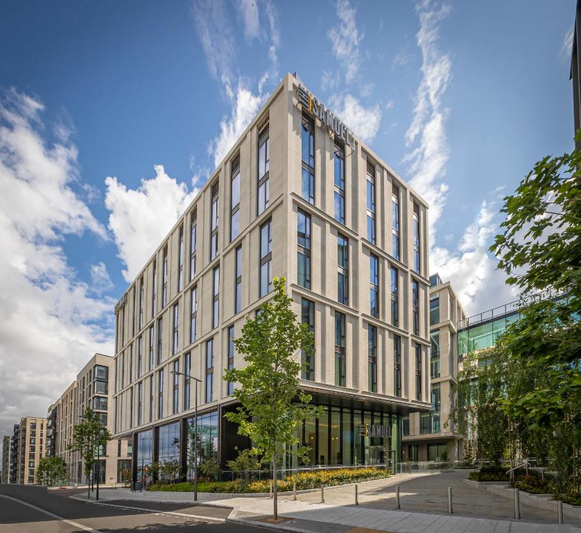 een groot wit gebouw met een boom ervoor bij The Samuel Hotel in Dublin