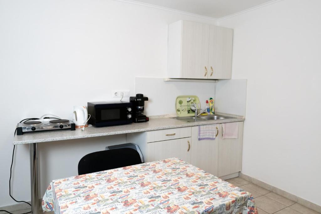 Kuchyňa alebo kuchynka v ubytovaní Liszt Apartman