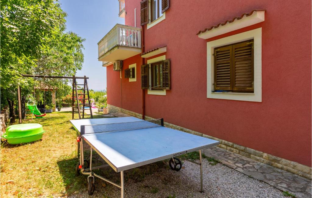 Stolní tenis v ubytování 3 Bedroom Cozy Home In Veprinac nebo okolí
