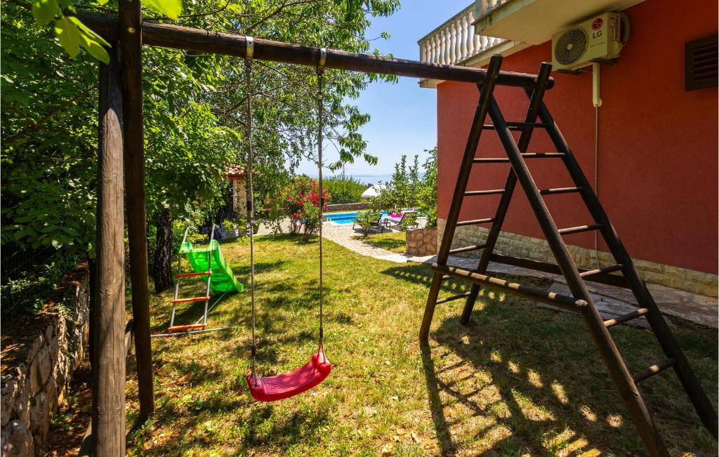Zahrada ubytování 3 Bedroom Cozy Home In Veprinac