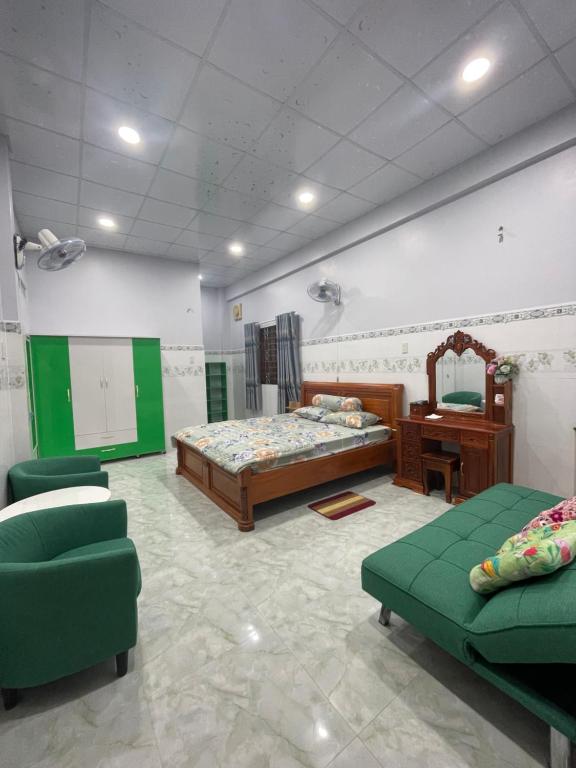 1 Schlafzimmer mit 2 Betten, einem Tisch und Stühlen in der Unterkunft Nhà Nghỉ Liên Hòa in Hà Tiên