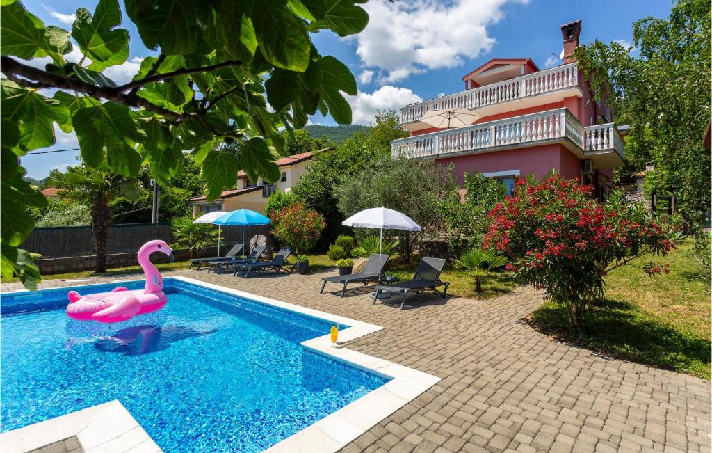 Bazén v ubytovaní 3 Bedroom Cozy Home In Veprinac alebo v jeho blízkosti