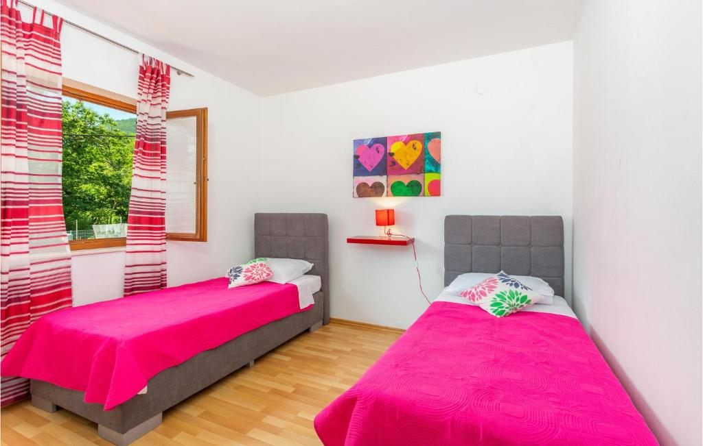 Postel nebo postele na pokoji v ubytování 3 Bedroom Cozy Home In Veprinac