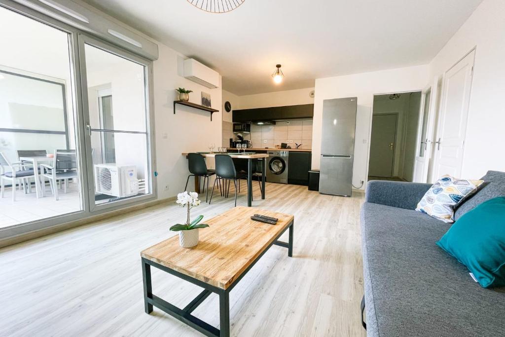 - un salon avec un canapé et une table dans l'établissement Terrace on Montbonnot - INOVALLÉE #FR, à Montbonnot-Saint-Martin