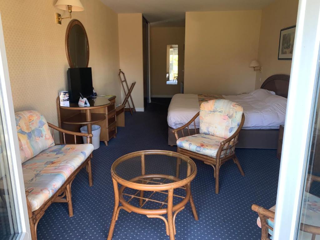 Postel nebo postele na pokoji v ubytování Logis Hôtel du Pont Neuf