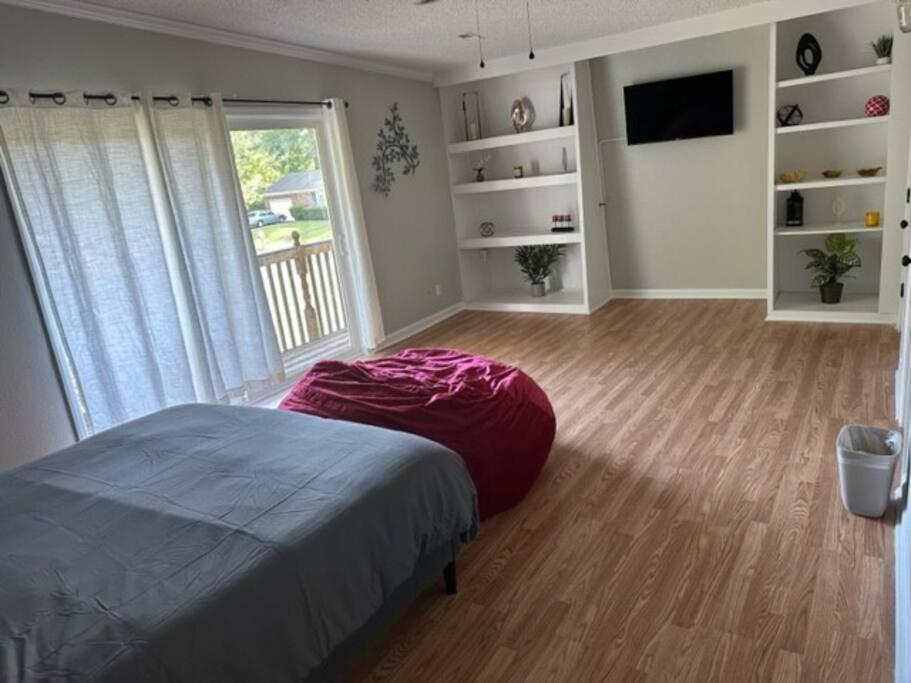 una camera con letto e pavimento in legno di 6 BR Home near Football Stadium! a Greenville