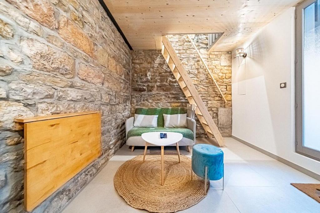 Camera piccola con divano e tavolo di Le petit Victor Hugo - studio Bellecour a Lione