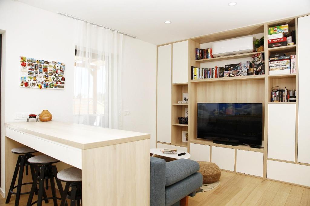 salon z barem i telewizorem w obiekcie Apartment Zaza - Home & Style - King Bed, Modern, Parking w mieście Privlaka