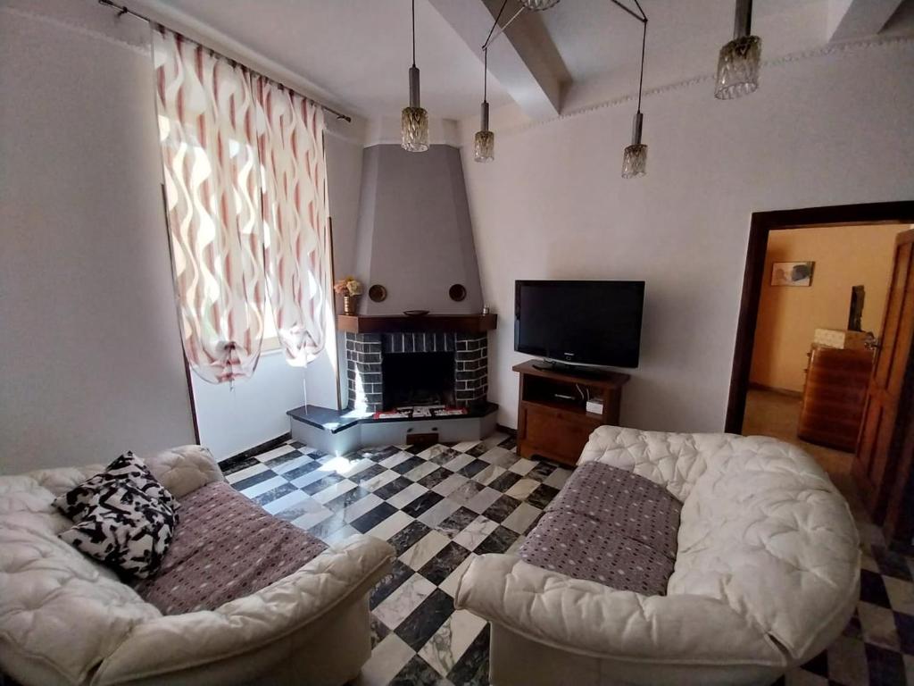 Supino的住宿－Casina di Paolo e Maria，带沙发和电视的客厅