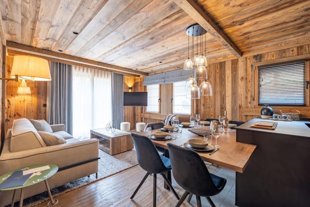 cocina y sala de estar con mesa y sillas en Golf & Ski - Appartement, en Megève