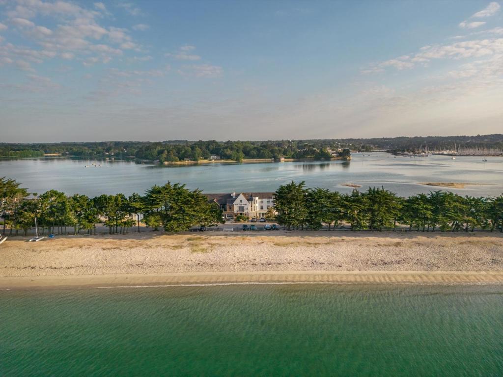 widok z powietrza na zbiornik wodny w obiekcie Logis Hôtel de la Pointe du Cap Coz w mieście Fouesnant