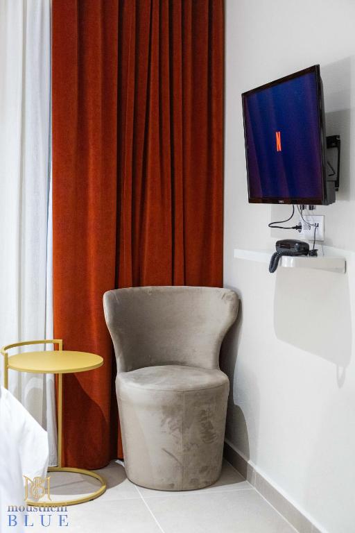 TV a/nebo společenská místnost v ubytování Moustheni Blue Guest House