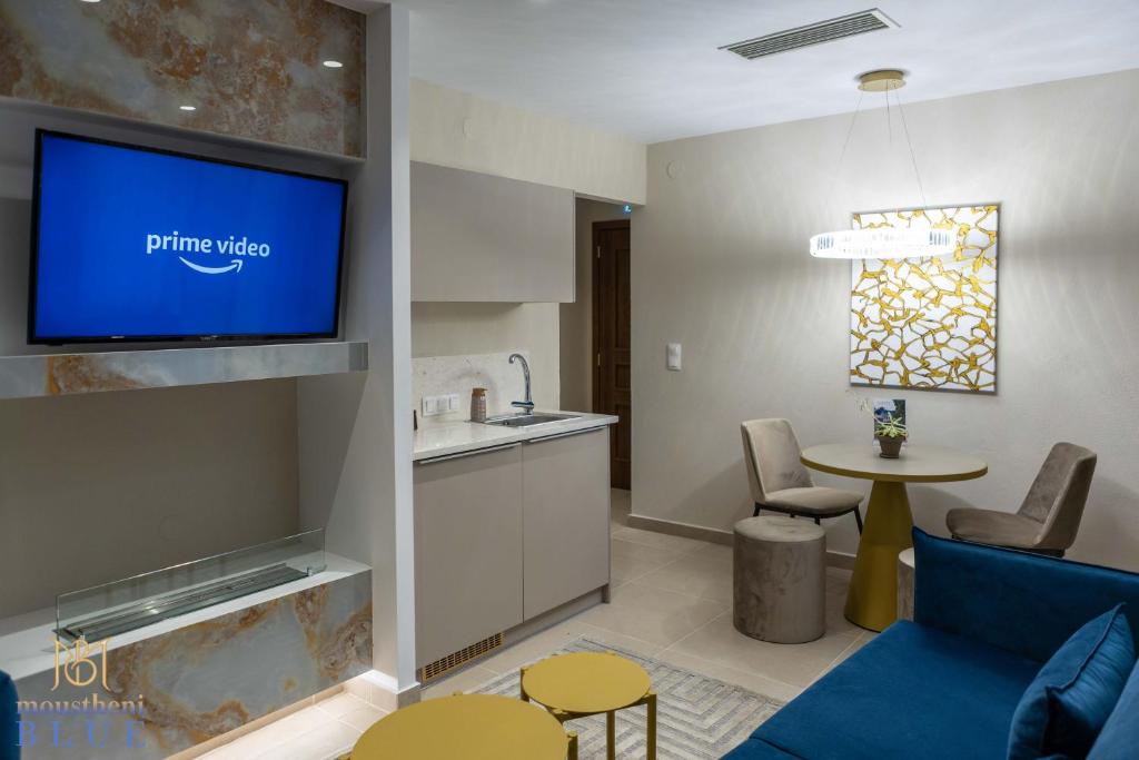 TV a/nebo společenská místnost v ubytování Moustheni Blue Guest House