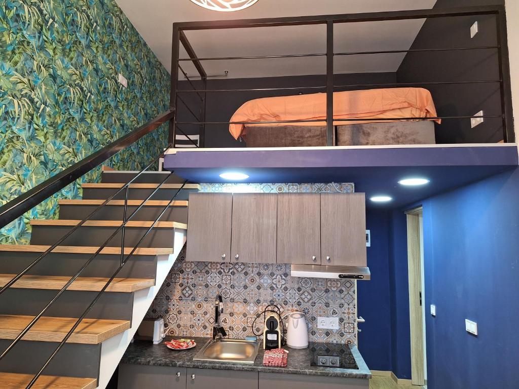 ein kleines Haus mit einer Treppe und einer Küche mit einer Spüle in der Unterkunft Tempo City Apartman in Budapest