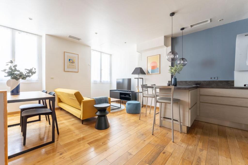 une cuisine et un salon avec une table et des chaises dans l'établissement Vieux-Port - La Caravelle, à Marseille