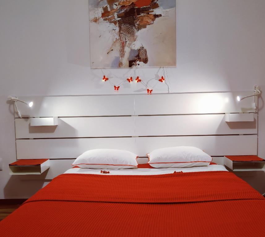 Een bed of bedden in een kamer bij WhiteHouse
