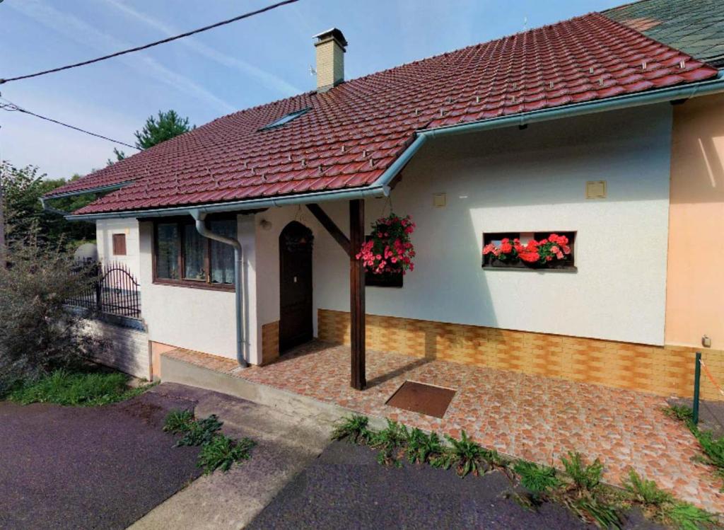 Casa blanca con techo rojo y 2 ventanas en Ubytko v Průhonu en Velhartice