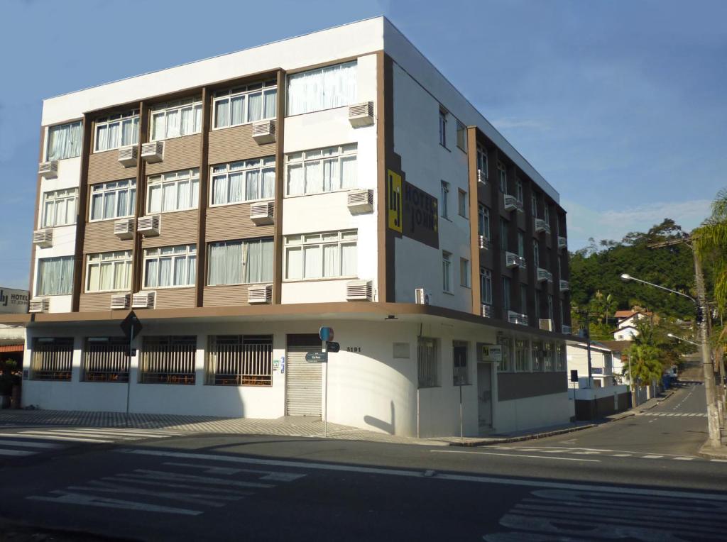 un gran edificio en la esquina de una calle en Hotel St. John, en Blumenau