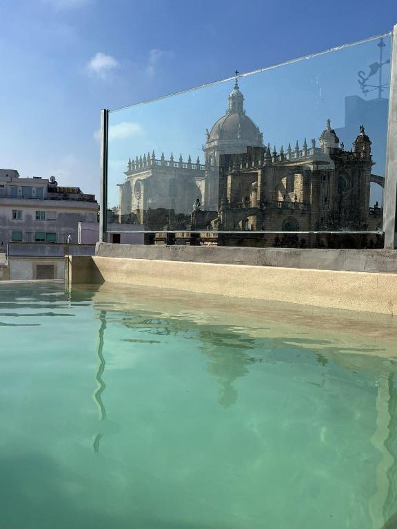 Bazén v ubytovaní Catedral Suites Jerez alebo v jeho blízkosti