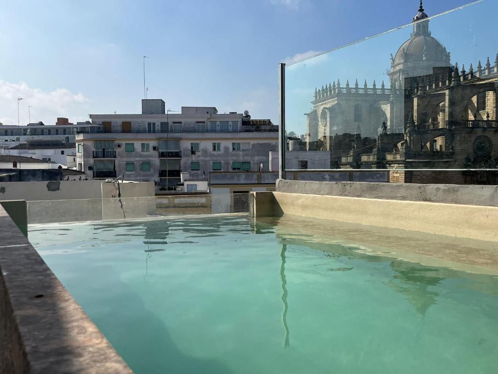Swimmingpoolen hos eller tæt på Catedral Suites Jerez