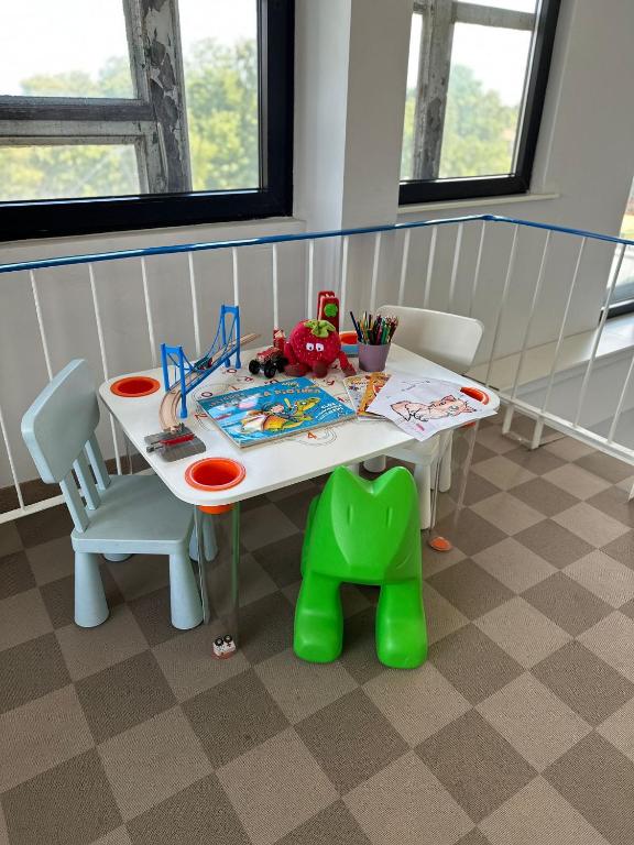 ソポトにあるSopocki Zdrójの子供用テーブル、テーブル、椅子が備わります。