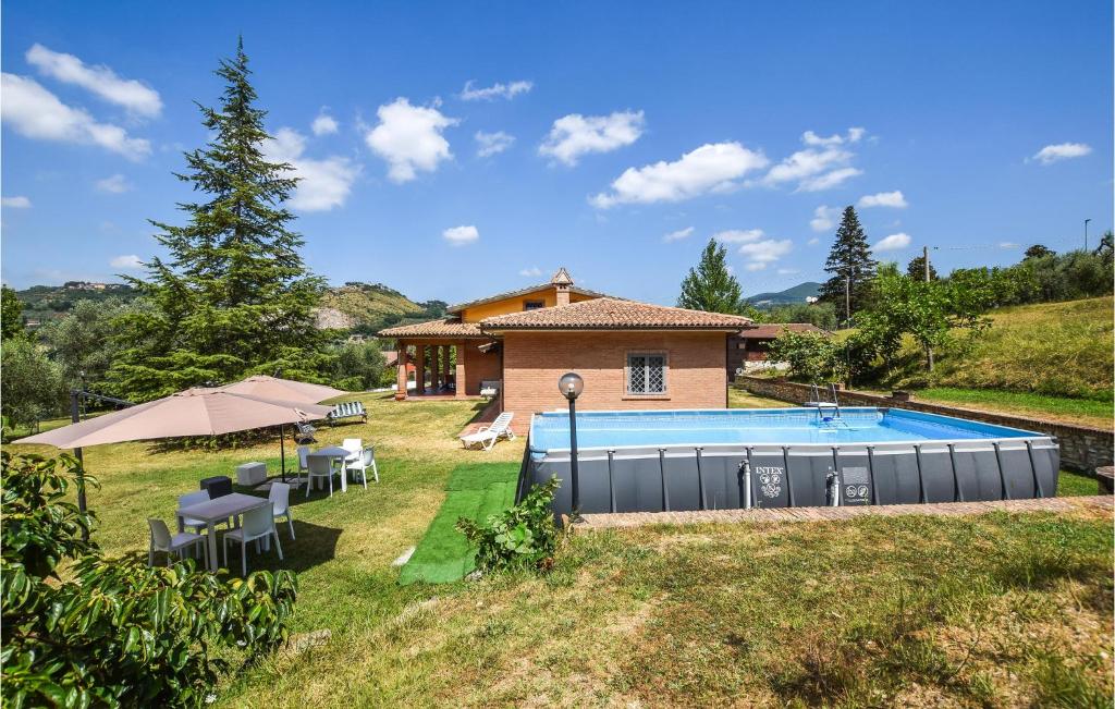 een huis met een zwembad in een tuin bij Lovely Home In Castelnuovo Di Farfa With Kitchen in Castelnuovo di Farfa