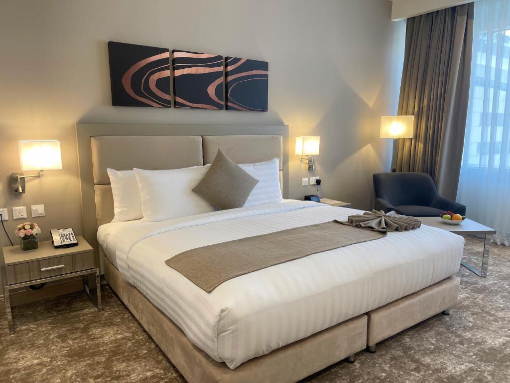 Postel nebo postele na pokoji v ubytování Gloria Hotel & Suites Doha