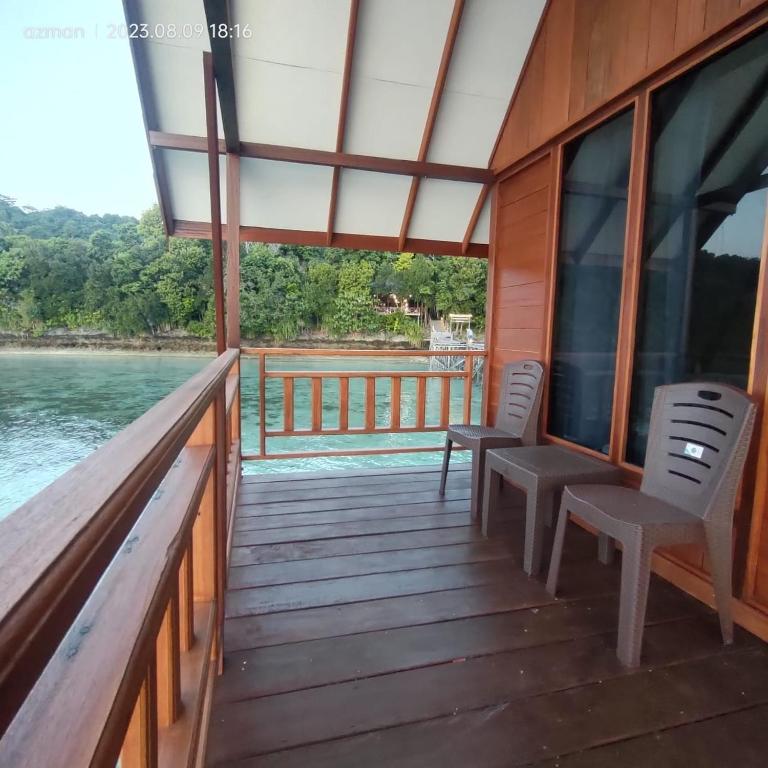Ein Balkon oder eine Terrasse in der Unterkunft Maratua Dive Center And Lodge