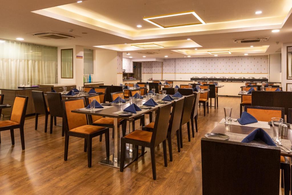 Restaurace v ubytování Clubhouse Nami Residency Near Sabarmati Riverfront Ahmedabad