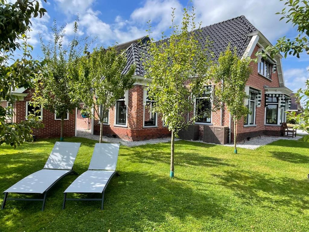 a picnic table in the yard of a house at Klein Nienoord Midwolde in Midwolde