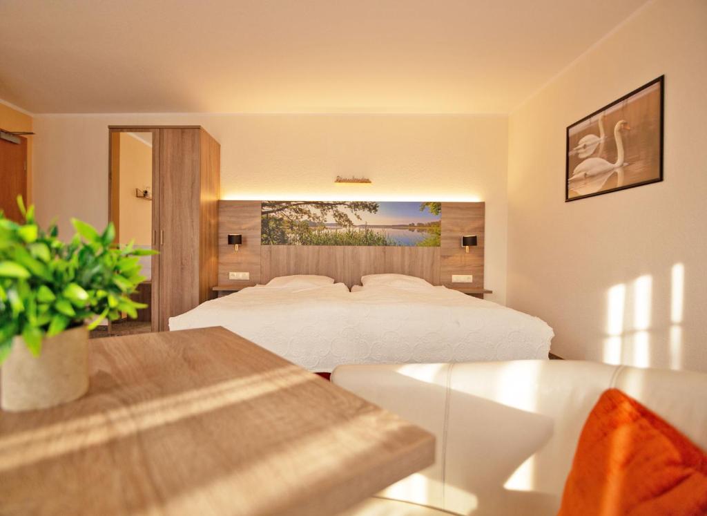 Postel nebo postele na pokoji v ubytování Hotel Zur Sonne